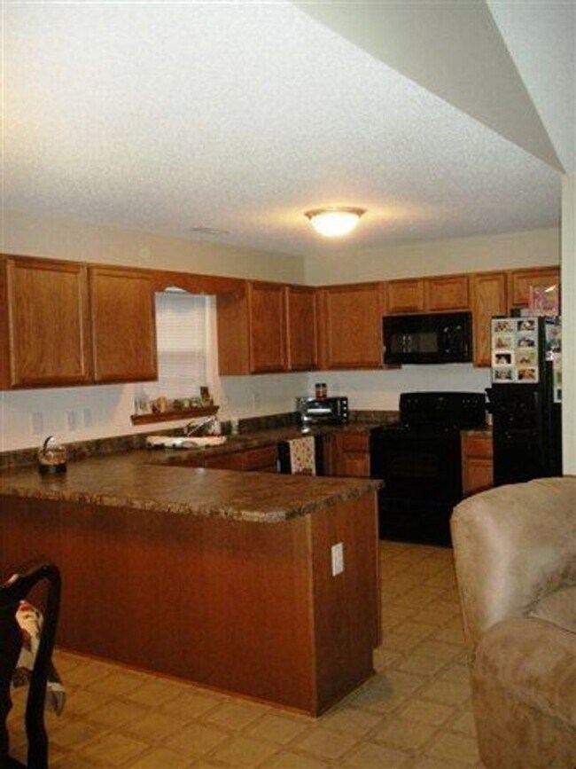 Building Photo - 3 bedroom 2 full baths and lots of land!