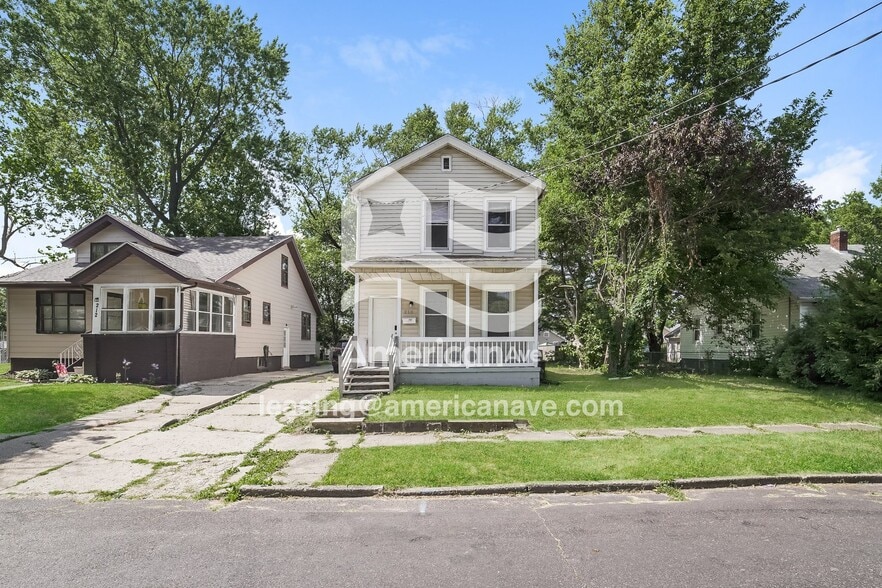 Building Photo - 210 E Maywood Ave
