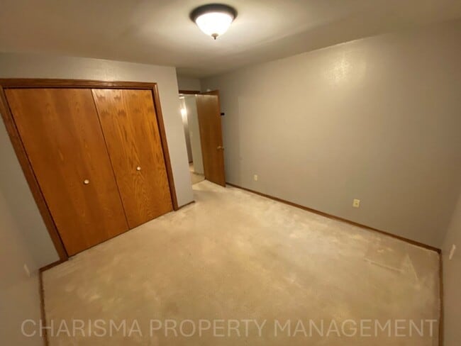 Building Photo - 4 BEDROOM, 2 BATH HOME IN EAST SIOUX FALLS! DOUBLE ATTACHED GARAGE! FENCED IN BACKYARD!