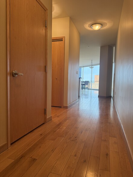 Building Photo - 701 W Lakeside Ave