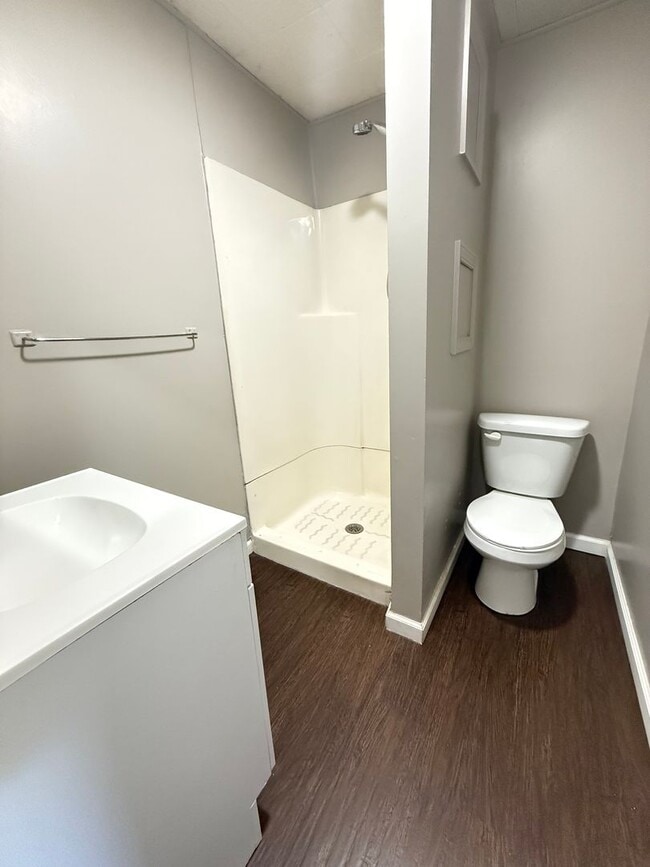 Building Photo - 2-Bedroom, 1-Bath Home in a Prime Martin L...