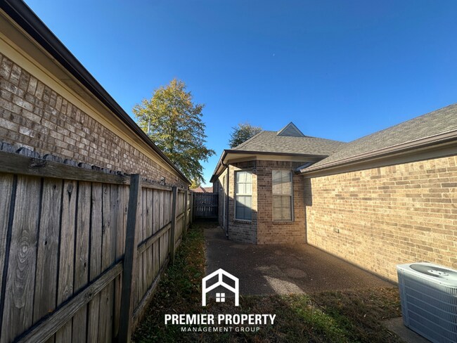 Building Photo - 6942 Lagrange Grove Dr