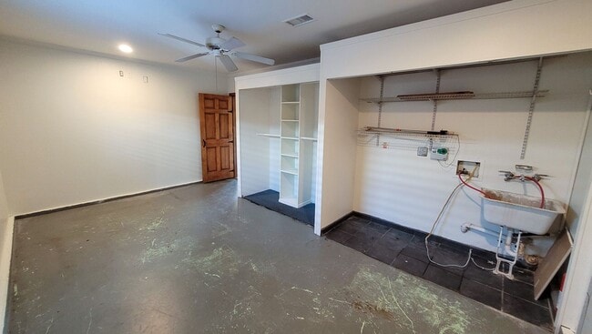 Building Photo - 3 Bed 2 Bath House With Spacious Family Ro...