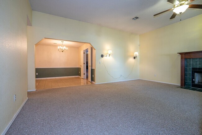 Building Photo - Charming 3 bedroom home with cozy fireplac...