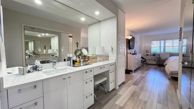 Building Photo - 5100 N Ocean Blvd