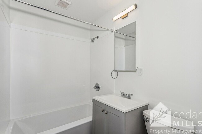 Building Photo - 1422 Cloverdale Dr
