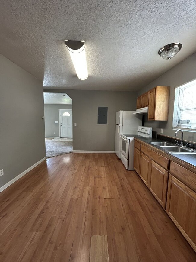 Building Photo - 1 BEDROOM 1 BATH AVAILABLE NOW!