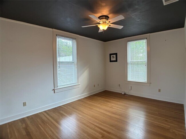 Building Photo - 5808 Coventry Ln