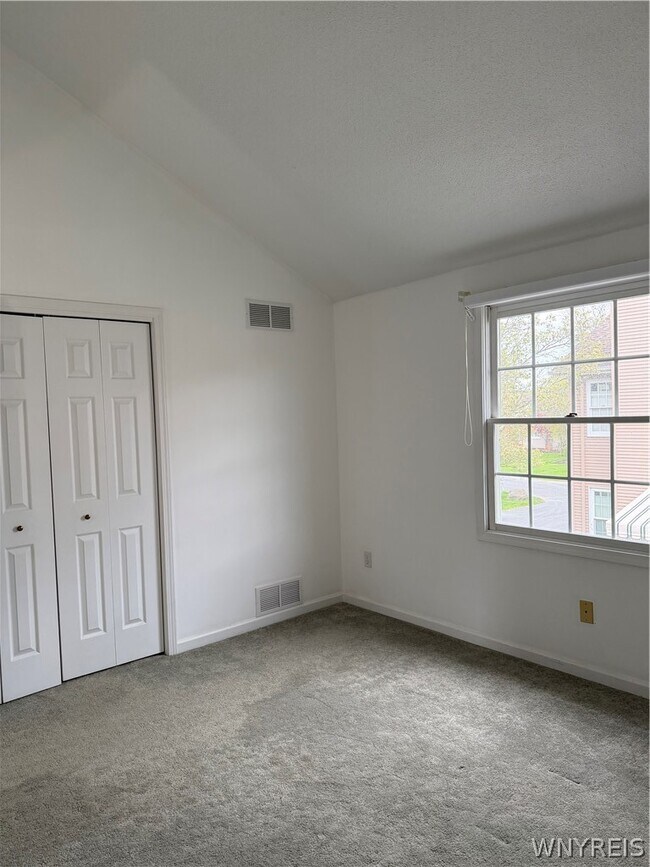 Building Photo - 304 Forest Edge Dr