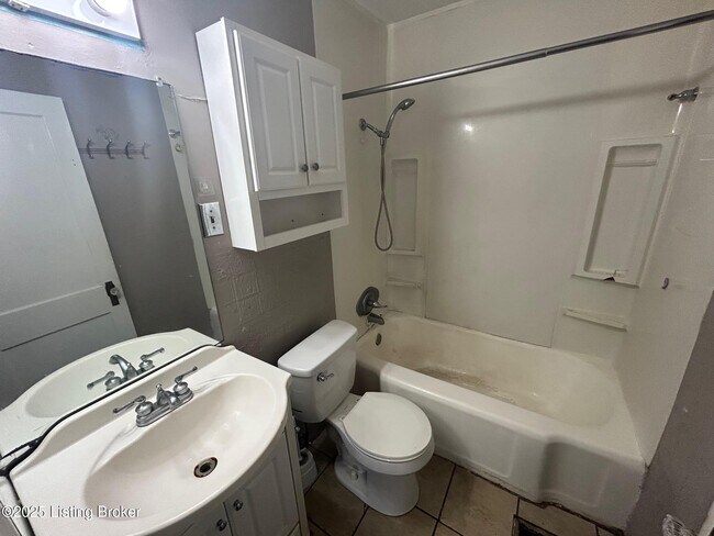 Building Photo - 735 Compton St