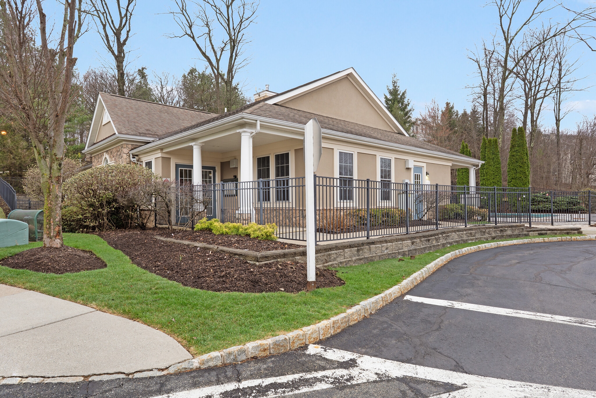 Club House - 64 Henning Ter