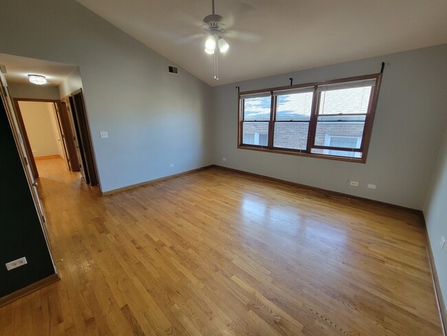 Building Photo - 7411 N Claremont Ave