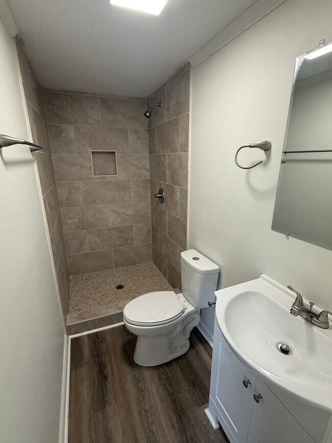 Building Photo - 671 E Forest St