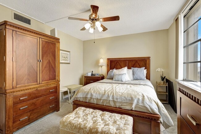 Building Photo - 840 Ocean Dr