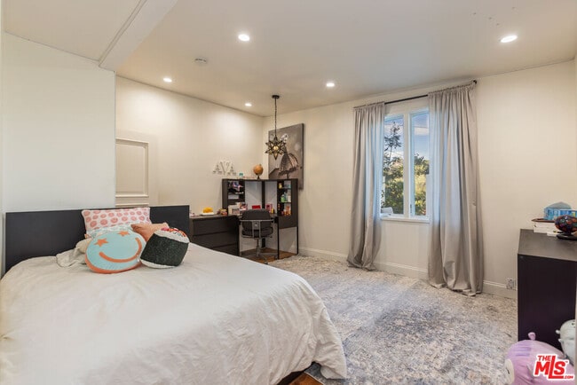 Building Photo - 7473 Mulholland Dr