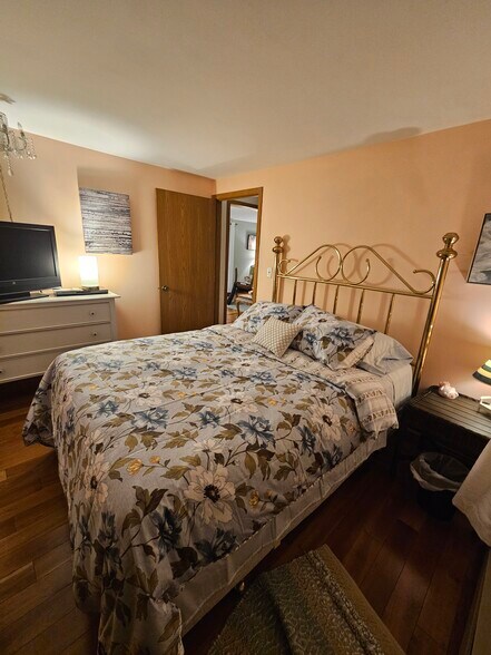 2nd main floor queen bedroom - S818 Goldfinch Ct