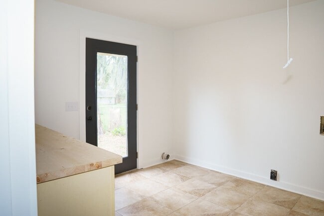 Building Photo - 3BR Home in Shell Point – Sunroom | Garage | Prime Location