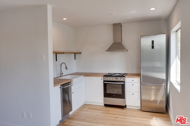 Building Photo - 5935 Chula Vista Way