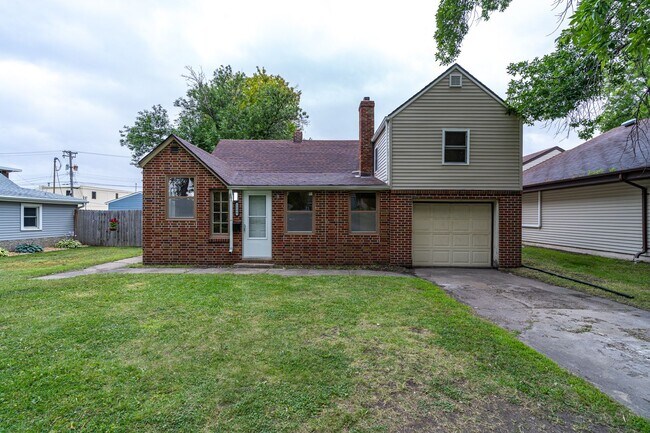Building Photo - 3 Bedroom Home Available Now!