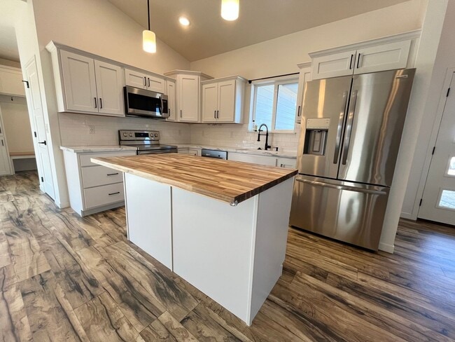 Building Photo - 4 Bed/3.5 Bath with 4 Stall Heated Garage!