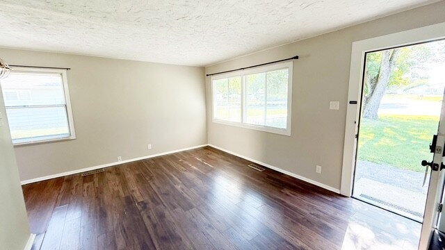 Building Photo - NORTH EAST SIDE 3 BEDROOM HOME AVAILABLE NOW!
