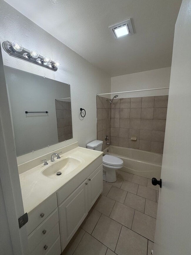 Building Photo - Spacious 3 bed / 1.5 bath townhome - La Mesa