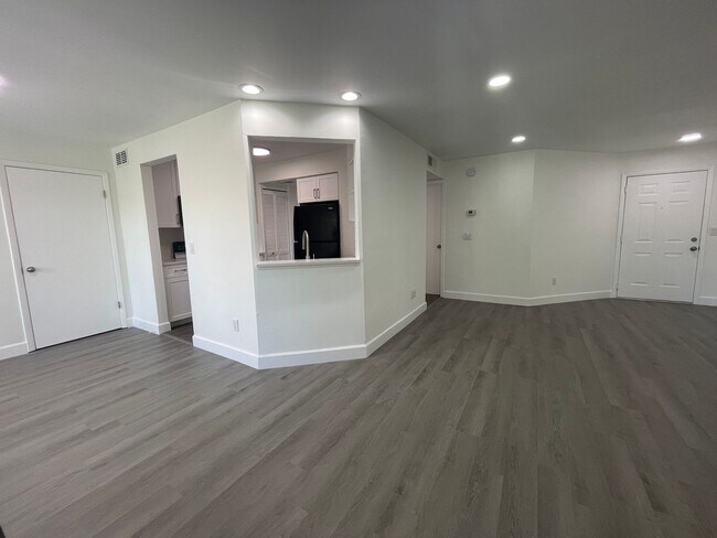 Building Photo - Renovated 2 Bedroom, 2 Bath First Floor in...