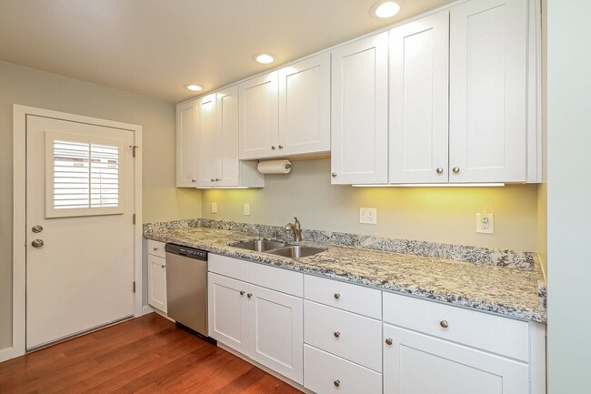 Building Photo - Charming 3BR Home with Spacious Yard in Se...