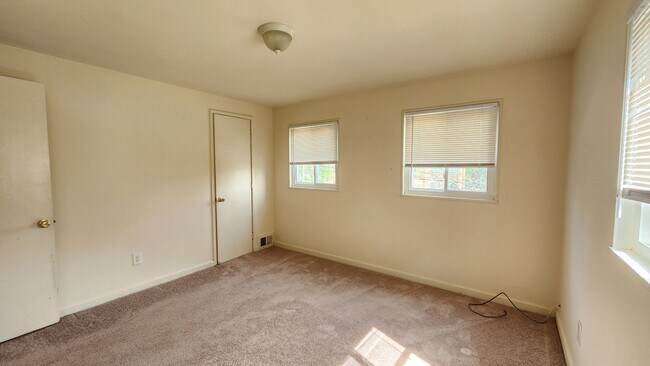 Building Photo - Great Alexandria Location