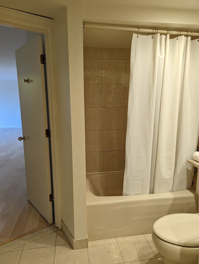 Building Photo - 10 Rogers St