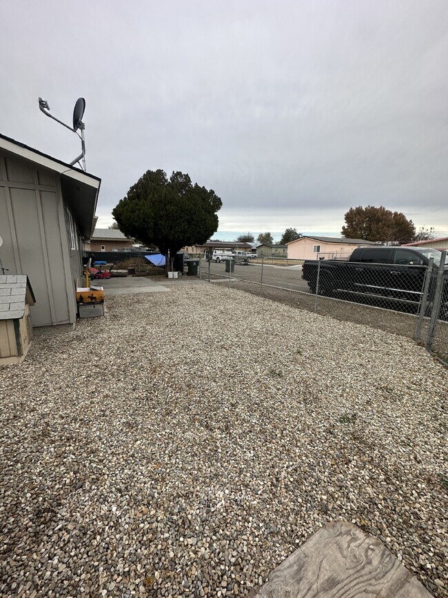 Building Photo - Desirable 2 bedroom 1 Bath Home in Ontario