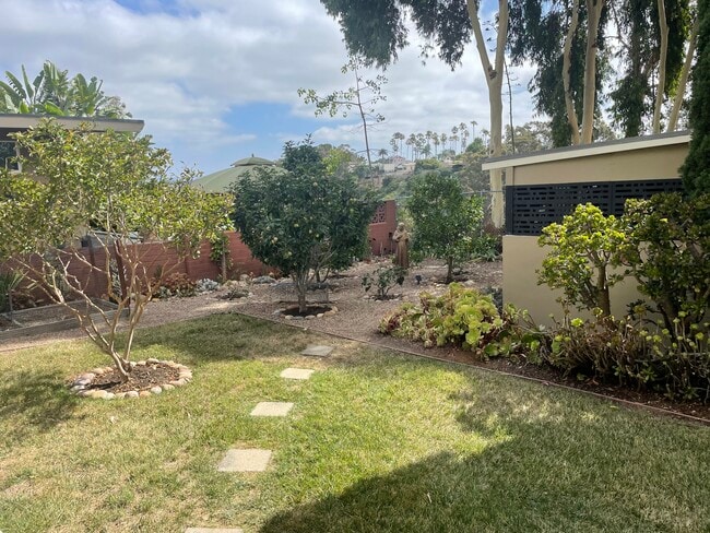 Building Photo - 4735 Lomitas Dr