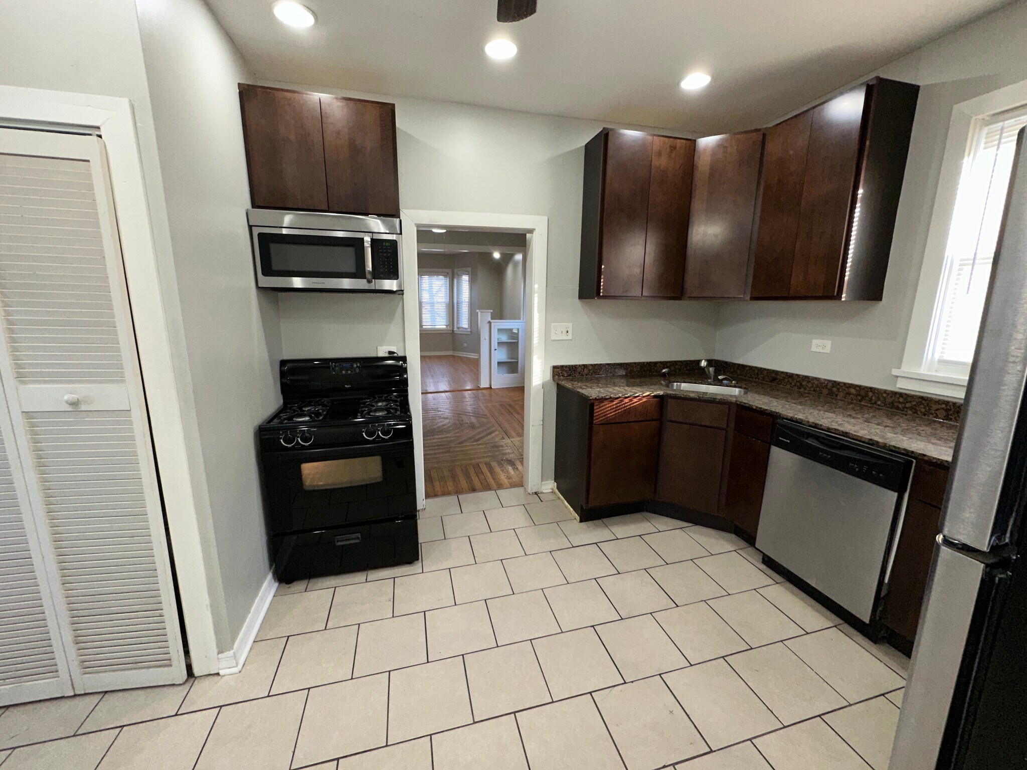 Building Photo - 2838 N Drake Ave