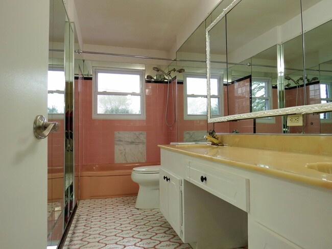 Building Photo - Large Split Level