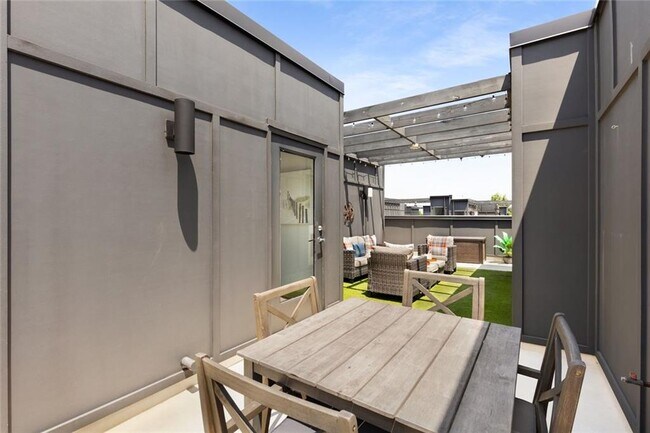 Building Photo - 1300 Chelsea Cir NW