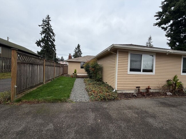 Building Photo - Charming Everett Rambler — 3 Bedrooms + Bonus Room