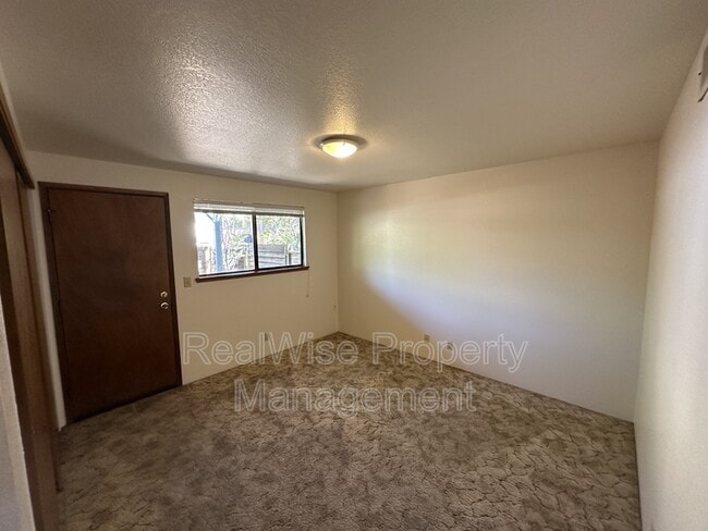 Building Photo - 415 NE Silverwood Pl