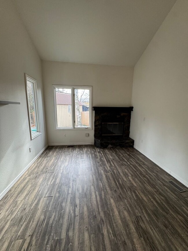 Building Photo - Southside townhouse with 2 car garage