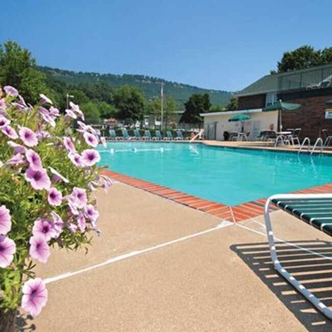 Building Photo - 4 BED 2 BATH CONDO COMING SOON!