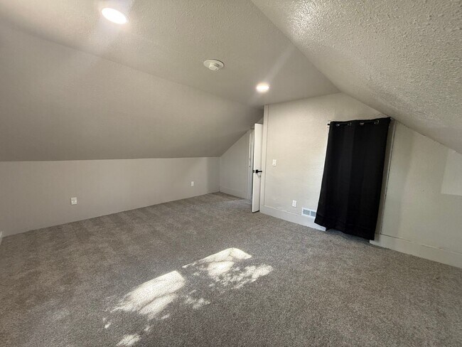 Building Photo - Newly Remodeled! Dog friendly!