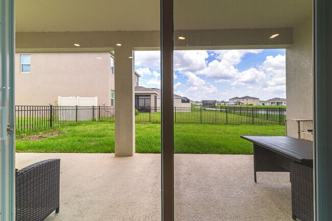 Building Photo - Pet Friendly, Spacious, modern 4 bed home ...