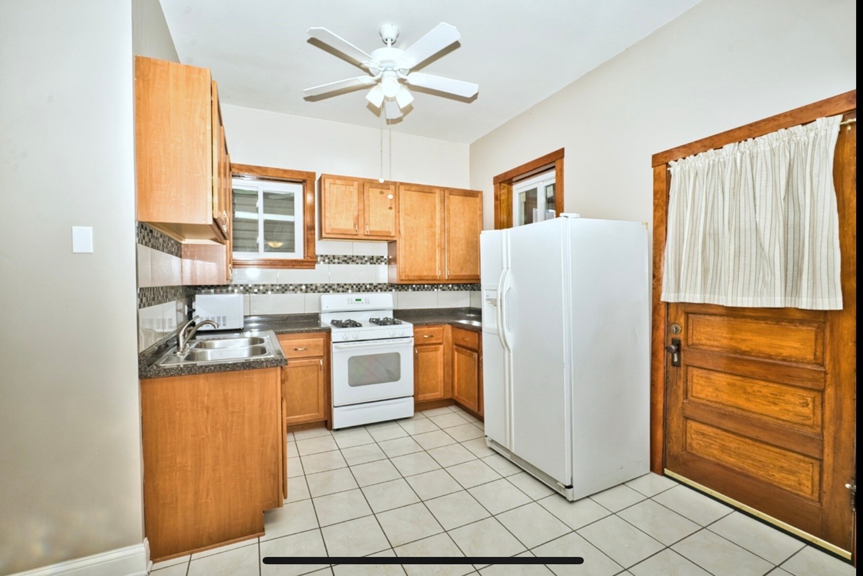 Building Photo - 1747 W Le Moyne St