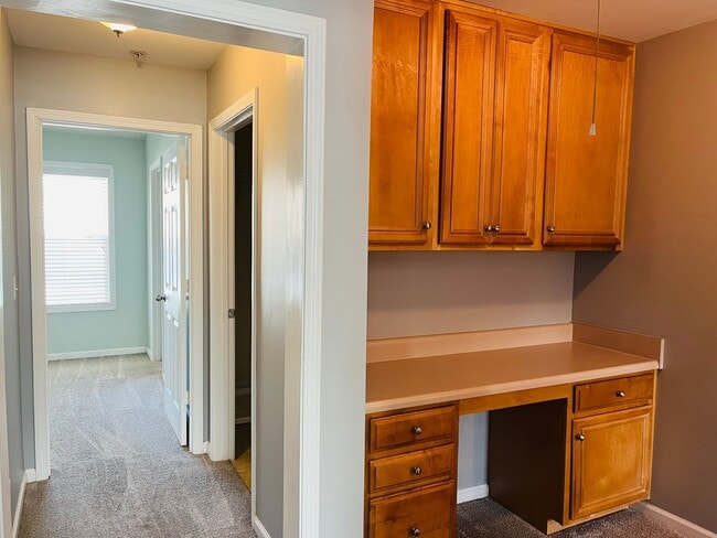 Building Photo - Sought after community, swimming/playground, courtyard, 1 car garage, 2 bed/2.5 bath, granite  co...