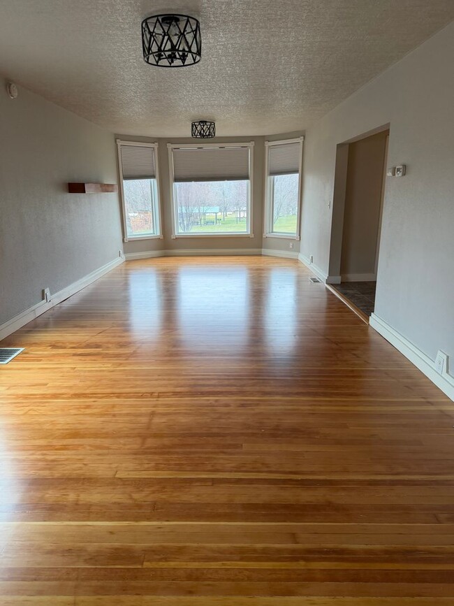 Building Photo - 5 bedroom house next to park