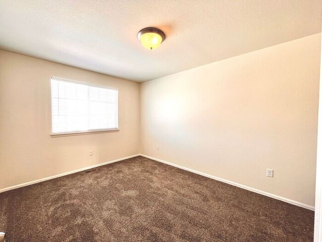 Building Photo - Spacious 3 Bedroom, 2.5 Bathroom Just Sout...