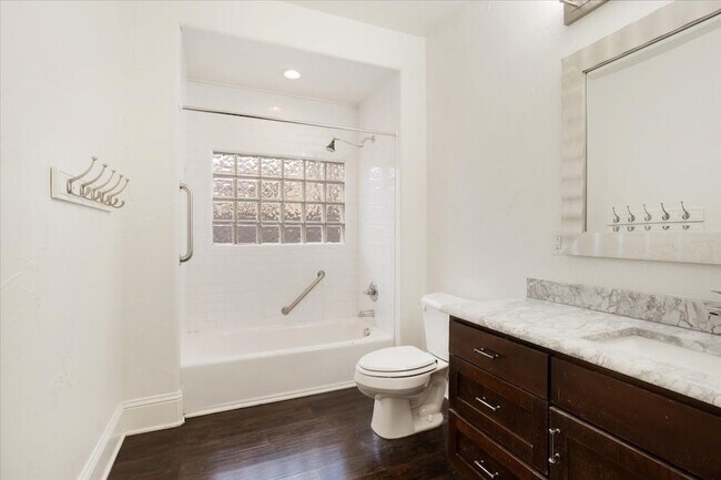 Building Photo - 805 W Owings St