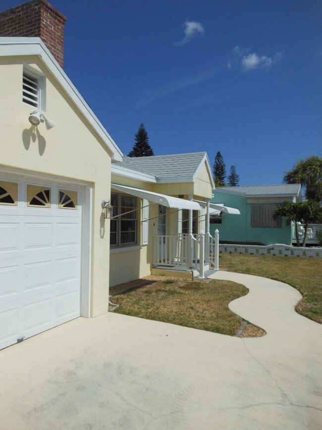 Building Photo - CHARMING 2 BEDROOM, 1 BATH HOME 3 BLOCKS F...