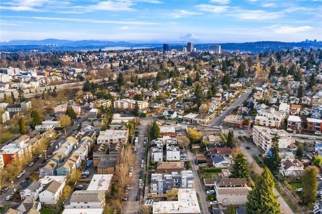 Building Photo - 2Bd/1.75Ba Seattle Townhouse