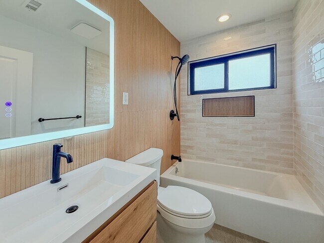 Building Photo - Modern 3-Bedroom Home with Private Yard in...