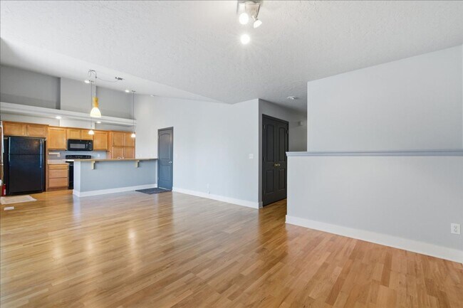 Building Photo - 3 Bedroom, 2 Bath, with 2 Car Garage Located on the Central Bench Rim